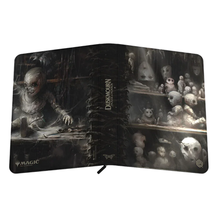 Ultimate Guard - Zipfolio 360 XenoSkin - Magic: The Gathering - Duskmourn: House of Horror - Dollmaker’s Shop