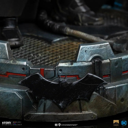 Iron Studios - Batman Unleashed Deluxe BDS Art Scale Statue 1/10 - The Card Vault