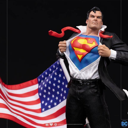 Iron Studios - DC Comics - Clark Kent Deluxe BDS Art Scale Statue 1/10 - The Card Vault