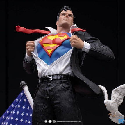 Iron Studios - DC Comics - Clark Kent Deluxe BDS Art Scale Statue 1/10 - The Card Vault