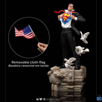 Iron Studios - DC Comics - Clark Kent Deluxe BDS Art Scale Statue 1/10 - The Card Vault
