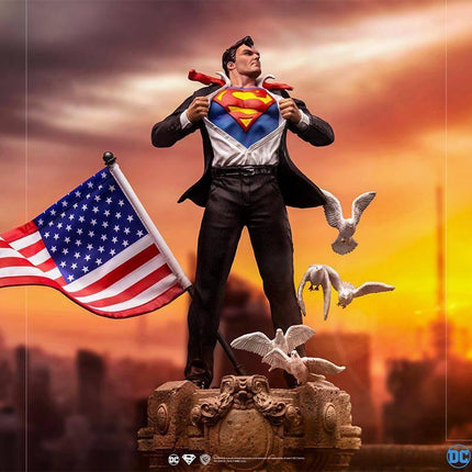 Iron Studios - DC Comics - Clark Kent Deluxe BDS Art Scale Statue 1/10 - The Card Vault