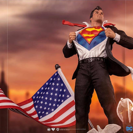 Iron Studios - DC Comics - Clark Kent Deluxe BDS Art Scale Statue 1/10 - The Card Vault