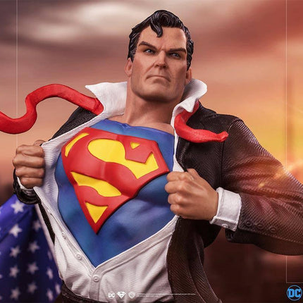 Iron Studios - DC Comics - Clark Kent Deluxe BDS Art Scale Statue 1/10 - The Card Vault