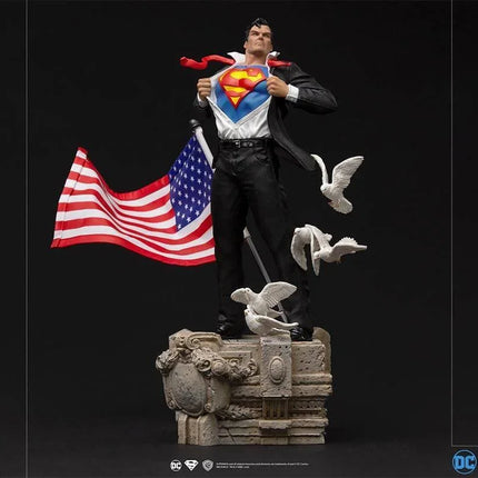 Iron Studios - DC Comics - Clark Kent Deluxe BDS Art Scale Statue 1/10 - The Card Vault