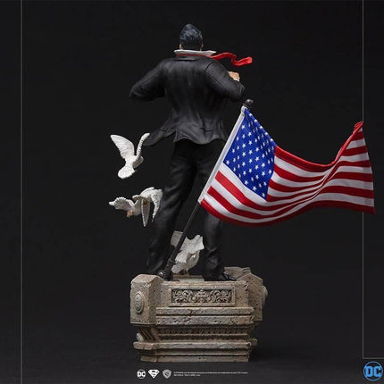 Iron Studios - DC Comics - Clark Kent Deluxe BDS Art Scale Statue 1/10 - The Card Vault
