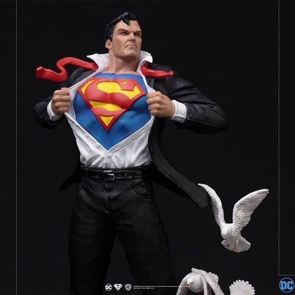 Iron Studios - DC Comics - Clark Kent Deluxe BDS Art Scale Statue 1/10 - The Card Vault