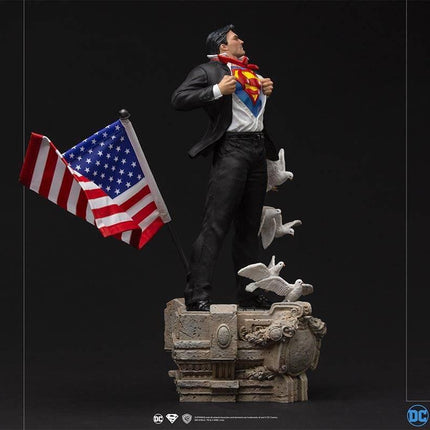 Iron Studios - DC Comics - Clark Kent Deluxe BDS Art Scale Statue 1/10 - The Card Vault