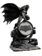 Iron Studios - Zack Snyder's Justice League - Batman on Batsignal Deluxe BDS Art Scale Statue 1/10 - The Card Vault