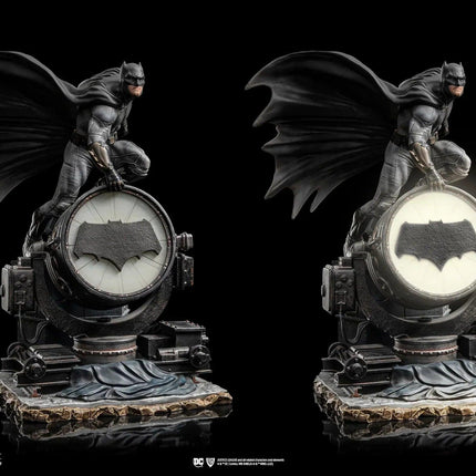 Iron Studios - Zack Snyder's Justice League - Batman on Batsignal Deluxe BDS Art Scale Statue 1/10 - The Card Vault